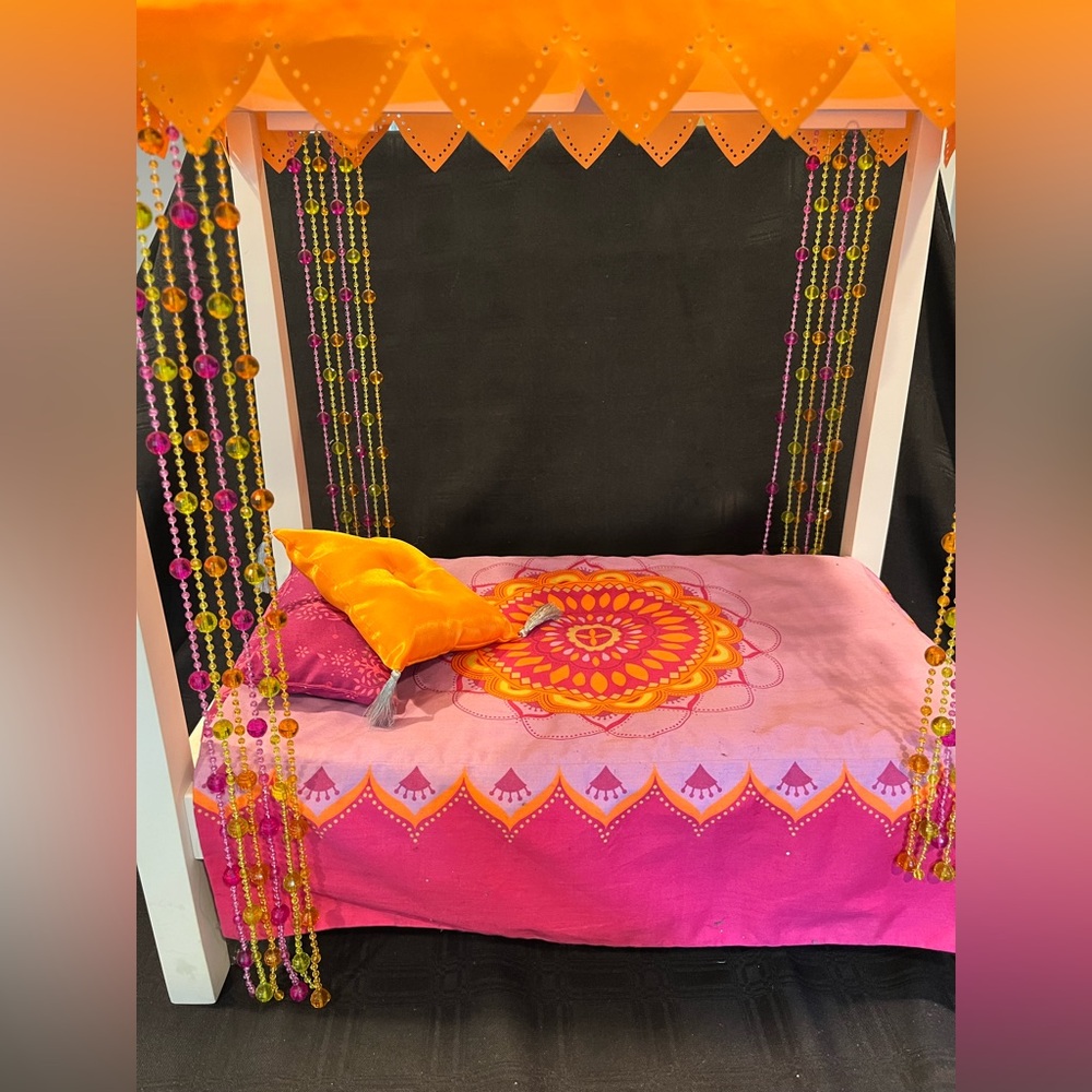Julie Albright’s Canopy Bed - American Girl bed PLUS  sleeping bag